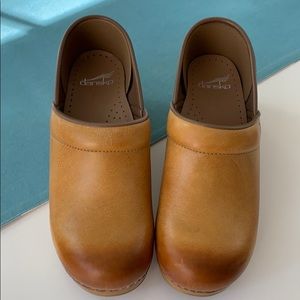 NWOT! Never worn Dansko’s - Honey Distressed
